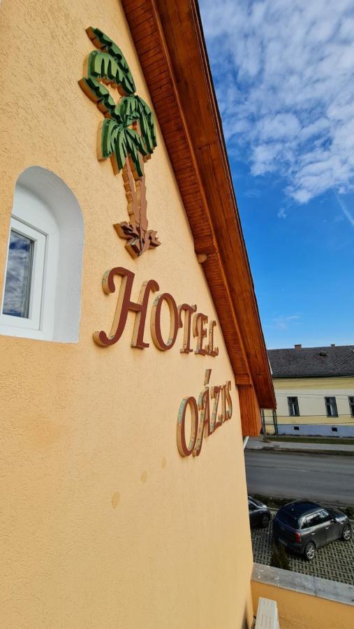 Hotel Oazis Panzio Kiskunfélegyháza Exterior foto