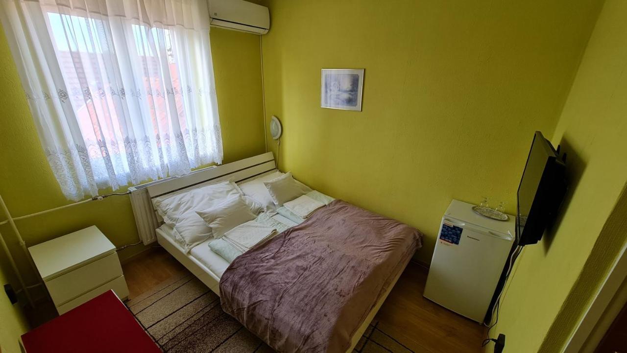 Hotel Oazis Panzio Kiskunfélegyháza Exterior foto