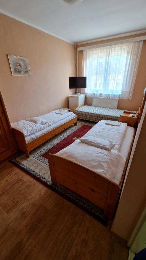 Hotel Oazis Panzio Kiskunfélegyháza Exterior foto
