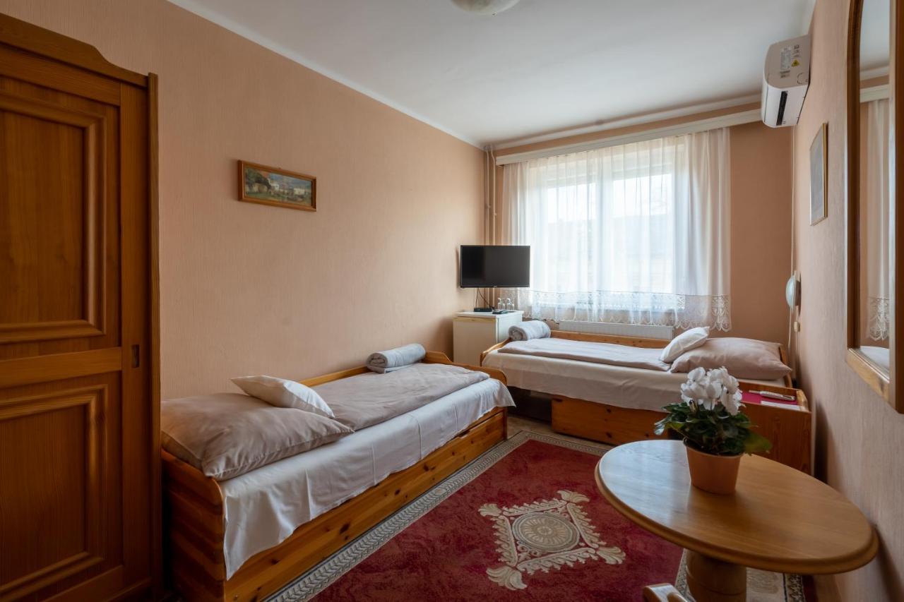 Hotel Oazis Panzio Kiskunfélegyháza Exterior foto